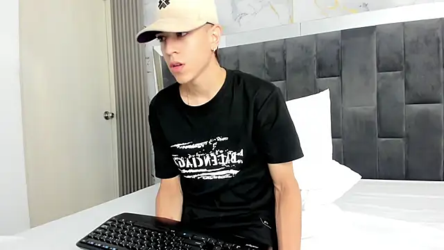 Snapshot of Dei_v_48 chatting on 02.15.25 Dei v 48 online show from 02.15.25