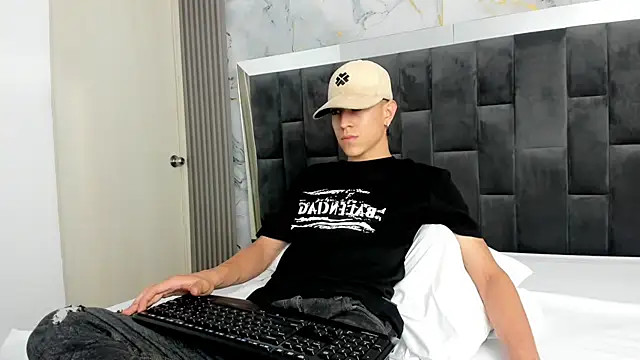 Snapshot of Dei_v_48 chatting on 02.15.25 Dei v 48 online show from 02.15.25