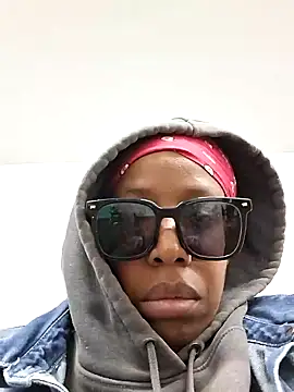 Snapshot of madamsensuale chatting on 11.06.25 madamsensuale online show from 11.06.25