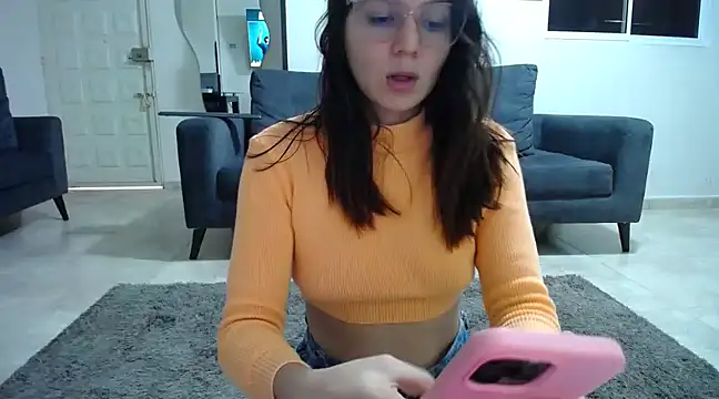 Snapshot of julianamorant chatting on 03.20.25 julianamorant online show from 03.20.25