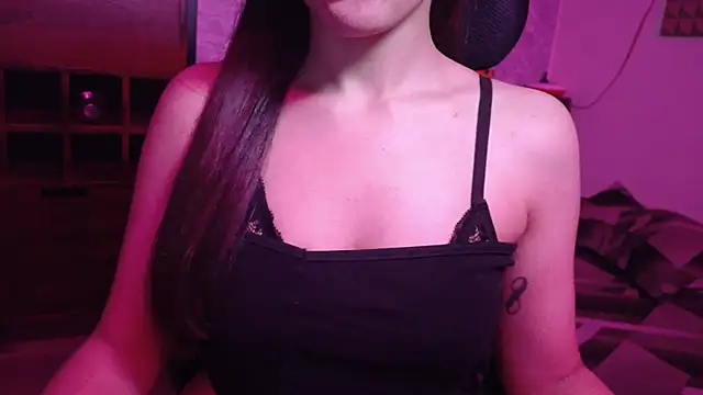 Snapshot of MidnightFlame chatting on 10.12.25 MidnightFlame online show from 10.12.25