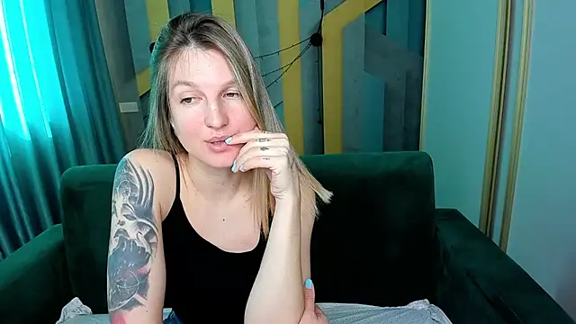 EmilyWalkeri online show from 03.16.26