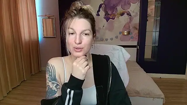 EmilyWalkeri online show from 05.17.26