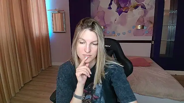 EmilyWalkeri online show from 07.12.26