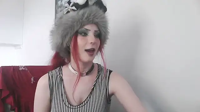 Snapshot of MoonLady chatting on 02.04.25 MoonLady online show from 02.04.25