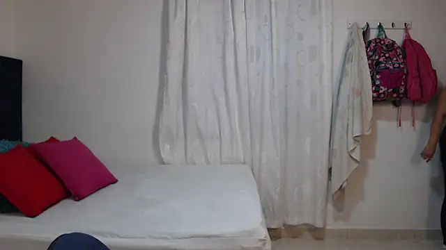 Snapshot of karlaton1977 chatting on 10.19.25 karlaton1977 online show from 10.19.25