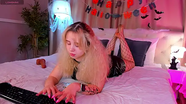 Snapshot of Valerie_Woods chatting on 11.02.25 Valerie Woods online show from 11.02.25