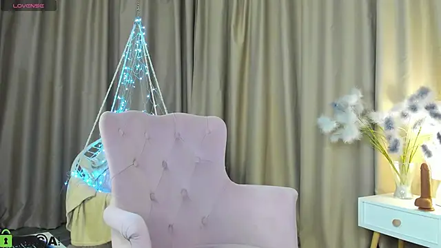 Snapshot of Valerie_Woods chatting on 11.23.25 Valerie Woods online show from 11.23.25