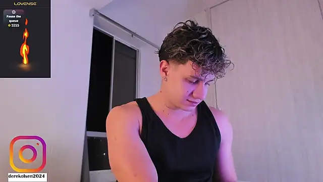 Snapshot of DerekOlsen chatting on 10.24.25 DerekOlsen online show from 10.24.25