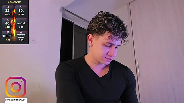 Snapshot of DerekOlsen chatting on 10.29.25 DerekOlsen online show from 10.29.25