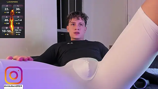 Snapshot of DerekOlsen chatting on 11.16.25 DerekOlsen online show from 11.16.25