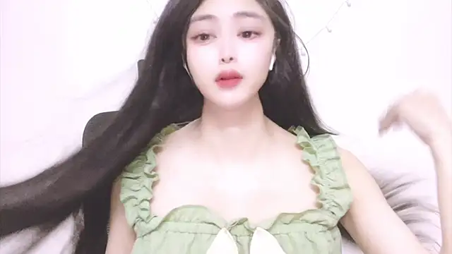 Snapshot of ---MIA--- chatting on 09.23.25 ---MIA--- online show from 09.23.25