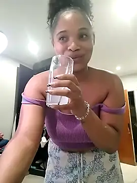 Snapshot of CREAMYCUPCAKExxx chatting on 01.17.25 CREAMYCUPCAKExxx online show from 01.17.25