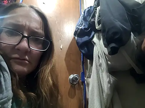 ILUV2TUCHMYKITTY online show from 10.31.25