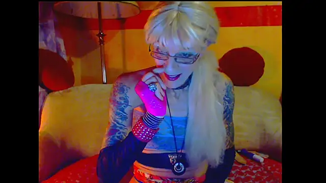 Snapshot of cuxladyboy chatting on 12.15.24 cuxladyboy online show from 12.15.24