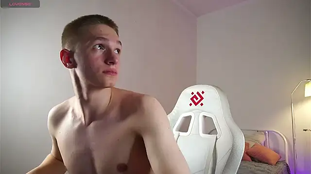 Snapshot of dustyn_fox chatting on 03.20.25 dustyn fox online show from 03.20.25