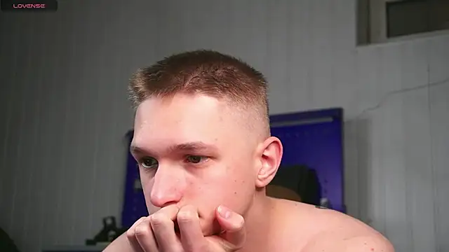 Snapshot of dustyn_fox chatting on 12.13.25 dustyn fox online show from 12.13.25