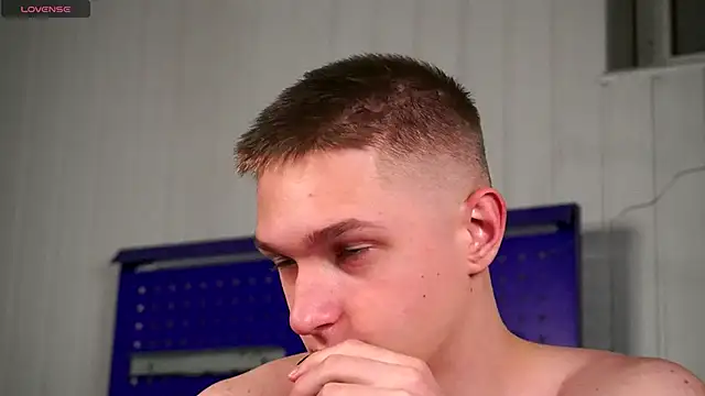 Snapshot of dustyn_fox chatting on 12.15.25 dustyn fox online show from 12.15.25