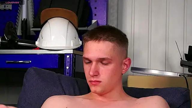 Snapshot of dustyn_fox chatting on 12.16.25 dustyn fox online show from 12.16.25