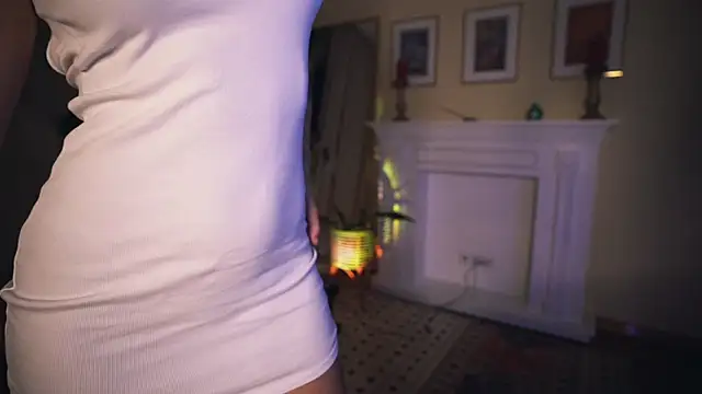 Snapshot of Leona_Mell chatting on 02.05.25 Leona Mell online show from 02.05.25