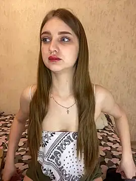Snapshot of MollyDolle chatting on 12.21.24 MollyDolle online show from 12.21.24
