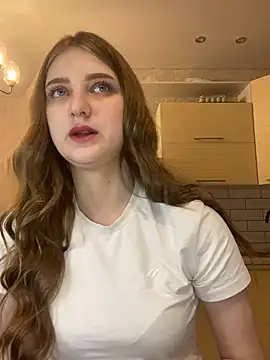 Snapshot of MollyDolle chatting on 12.21.24 MollyDolle online show from 12.21.24