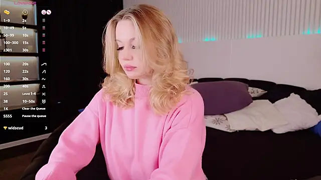 Snapshot of AliceMorr chatting on 12.14.24 AliceMorr online show from 12.14.24