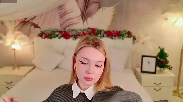 Snapshot of AliceMorr chatting on 12.18.24 AliceMorr online show from 12.18.24