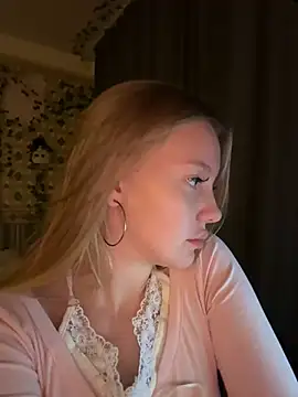 Snapshot of AliceMorr chatting on 12.20.24 AliceMorr online show from 12.20.24