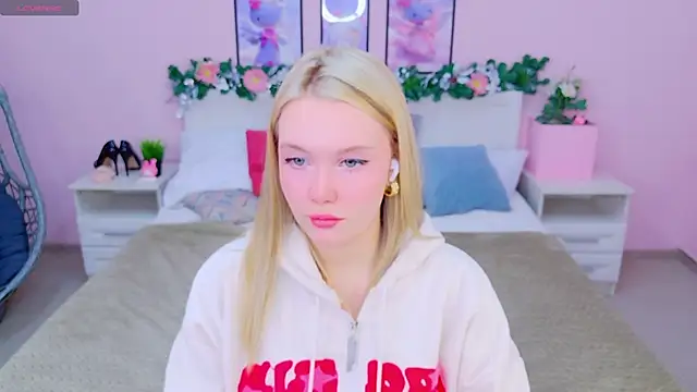 Snapshot of AliceMorr chatting on 01.12.25 AliceMorr online show from 01.12.25