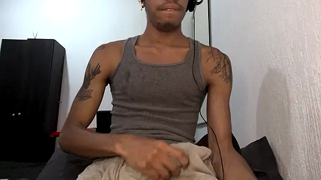 Snapshot of Skinnyblackman chatting on 03.11.26 Skinnyblackman online show from 03.11.26