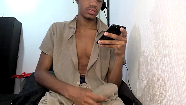 Snapshot of Skinnyblackman chatting on 03.12.26 Skinnyblackman online show from 03.12.26