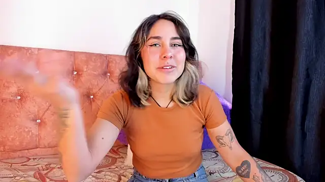 Snapshot of riley_colors chatting on 01.31.25 riley colors online show from 01.31.25