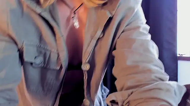 Snapshot of riley_colors chatting on 02.18.25 riley colors online show from 02.18.25