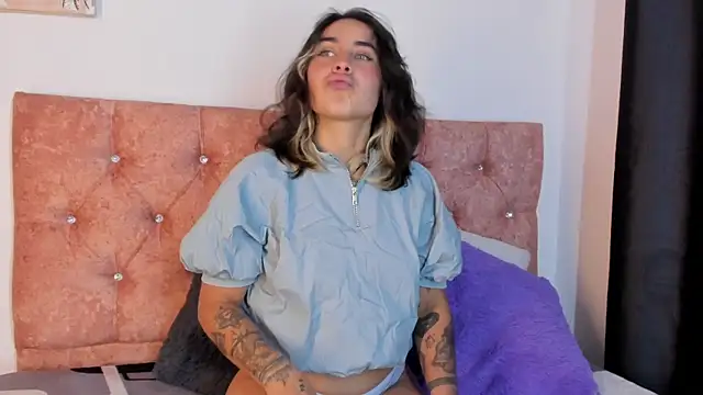 Snapshot of riley_colors chatting on 03.04.25 riley colors online show from 03.04.25