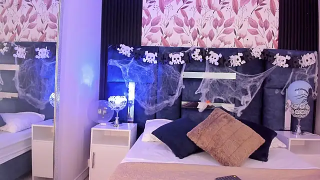 Larabrooks online show from 10.28.25