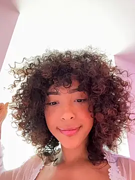 Snapshot of OSHUN_ chatting on 09.21.25 OSHUN online show from 09.21.25