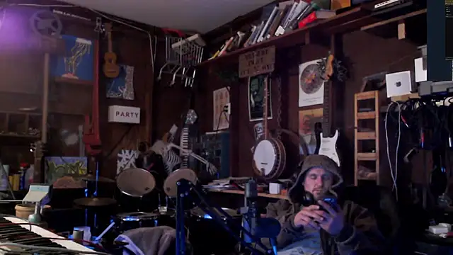 Snapshot of itsjameswebbscope chatting on 11.14.25 itsjameswebbscope online show from 11.14.25