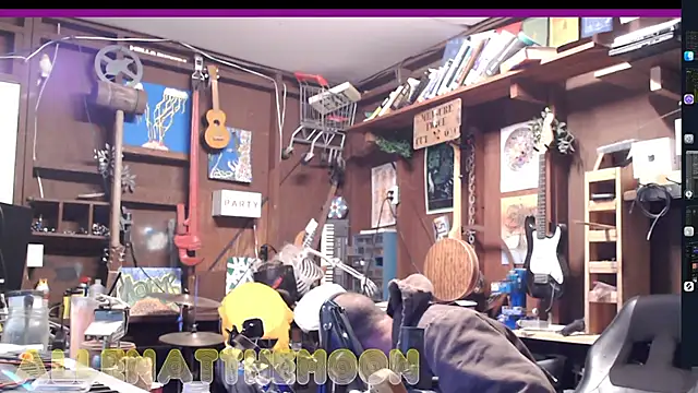 Snapshot of itsjameswebbscope chatting on 11.18.25 itsjameswebbscope online show from 11.18.25