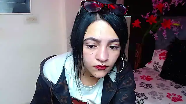 Snapshot of Violettasquirt chatting on 12.17.25 Violettasquirt online show from 12.17.25