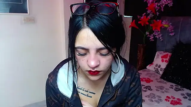 Snapshot of Violettasquirt chatting on 12.18.25 Violettasquirt online show from 12.18.25