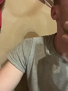 Snapshot of red_red00 chatting on 11.08.25 red red00 online show from 11.08.25