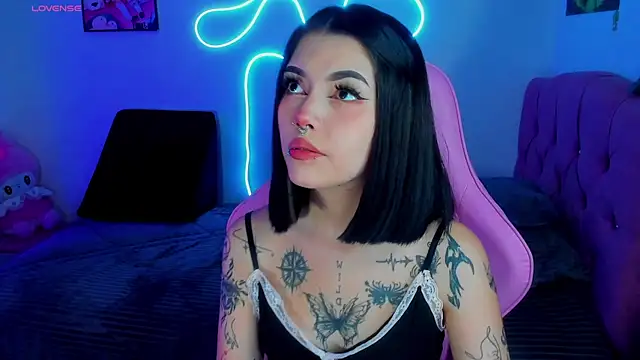 adri tom44 online show from 12.04.24