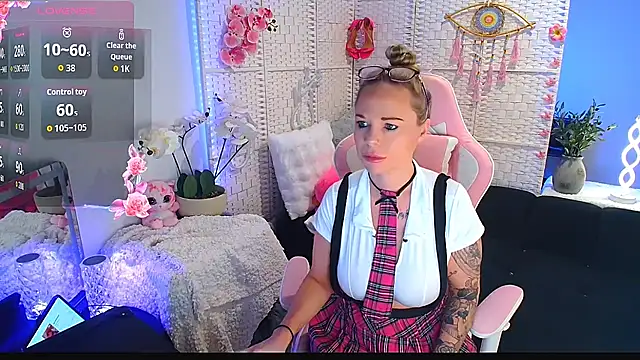 Snapshot of EllieKarrX chatting on 11.12.25 EllieKarrX online show from 11.12.25