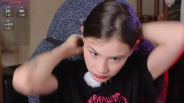 Snapshot of alicekiit chatting on 10.26.25 alicekiit online show from 10.26.25