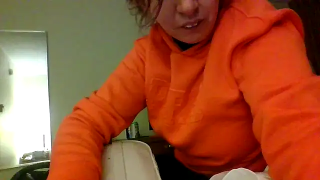 Snapshot of erinSmiles chatting on 09.24.25 erinSmiles online show from 09.24.25