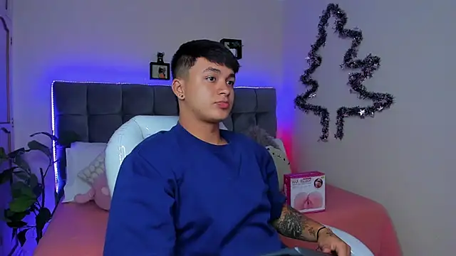 Snapshot of Cristopher_strong chatting on 01.08.25 Cristopher strong online show from 01.08.25