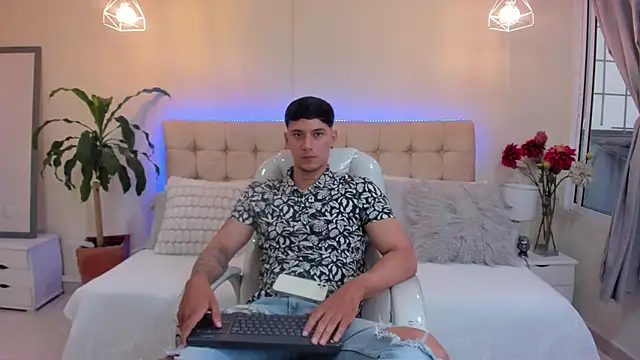 Snapshot of Cristopher_strong chatting on 01.13.25 Cristopher strong online show from 01.13.25