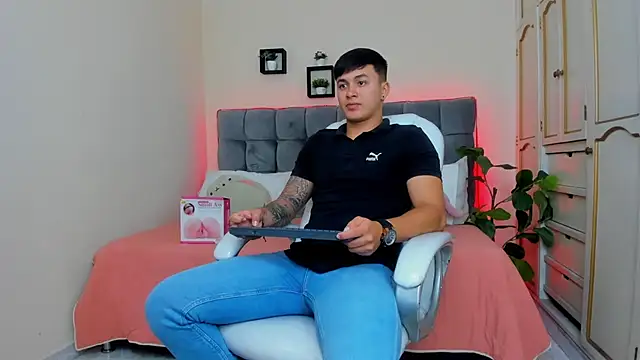 Snapshot of Cristopher_strong chatting on 01.21.25 Cristopher strong online show from 01.21.25