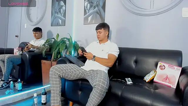 Snapshot of Cristopher_strong chatting on 02.01.25 Cristopher strong online show from 02.01.25